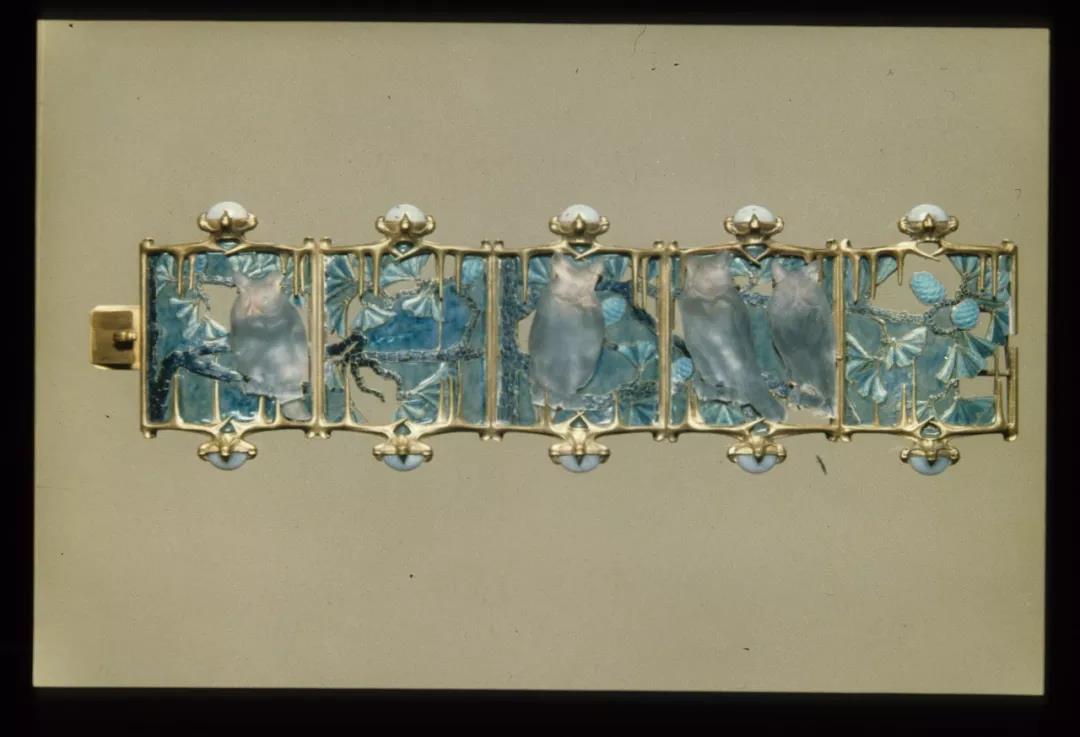 Bracelet  Gold, enamel, glass and chalcedony  Ren&eacute; Lalique  c. 1900 - 1901