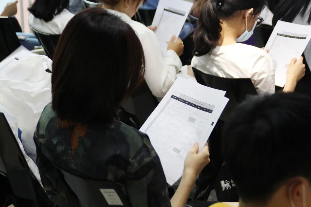 同學們認真了解即將開始的課程安排
