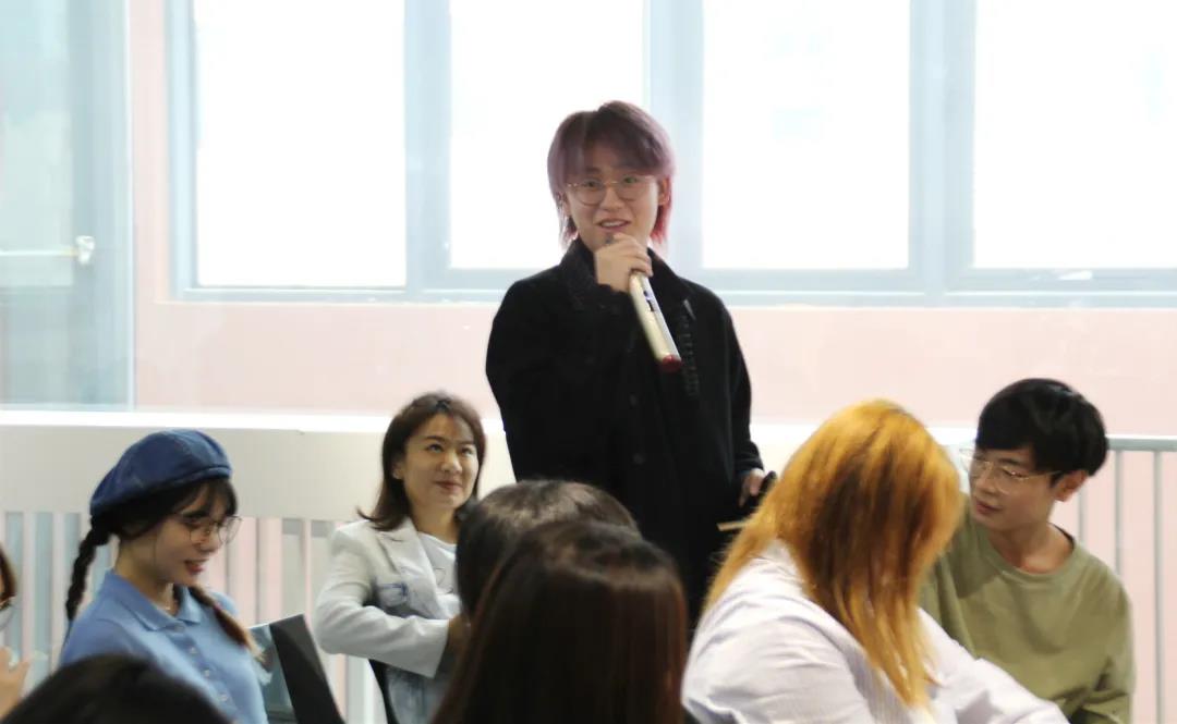 同學們進行讓人&ldquo;難忘&rdquo;的自我介紹