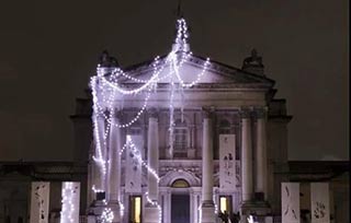 自行車、白蘭地、巨大垃圾桶......這個美術館里每年都有一棵打破想象的圣誕樹
