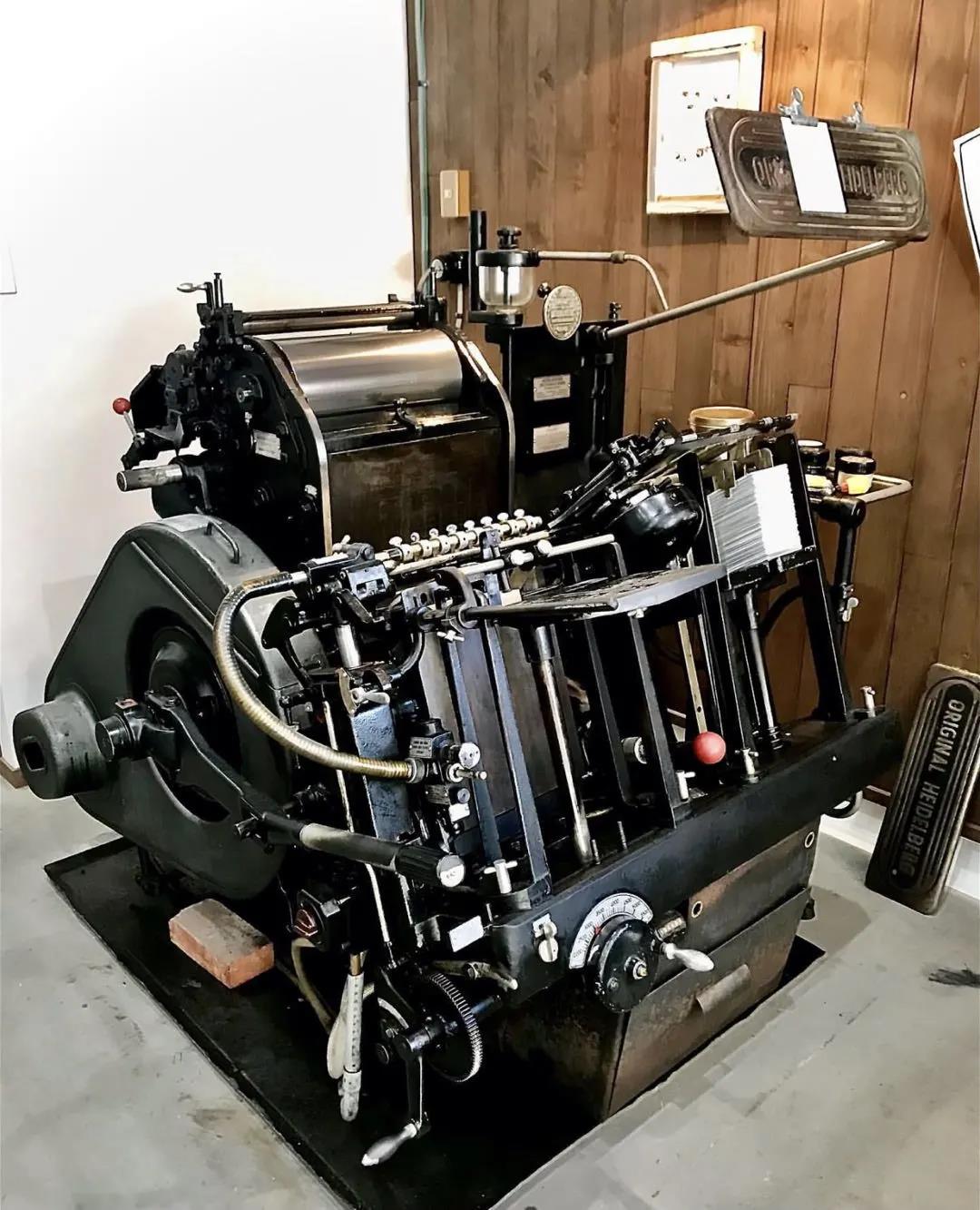 ▲這臺印刷機已經55歲了，依舊兢兢業業的工作著 