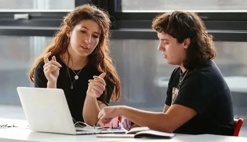 倫藝25/26學(xué)年語(yǔ)言政策大調(diào)整